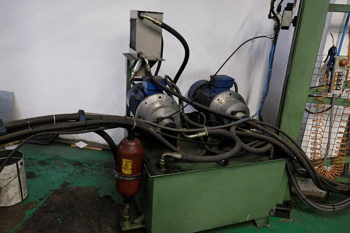 Ricondizionato Macchine curvatubi a due teste a CNC a cinque assi con carico e scarico automatico  Two-head CNC tube bending machines with five axes with automatic loading  Fünfachsige CNC-Rohrbiegemaschinen mit zwei Köpfen mit automatisches Beladen  Cintreuses de tubes CNC à cinq axes à deux têtes avec chargement automatique