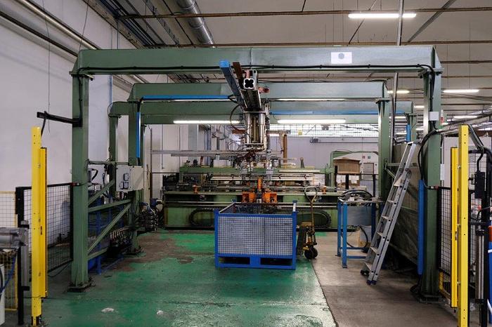 Ricondizionato Macchine curvatubi a due teste a CNC a cinque assi con carico e scarico automatico  Two-head CNC tube bending machines with five axes with automatic loading  Fünfachsige CNC-Rohrbiegemaschinen mit zwei Köpfen mit automatisches Beladen  Cintreuses de tubes CNC à cinq axes à deux têtes avec chargement automatique