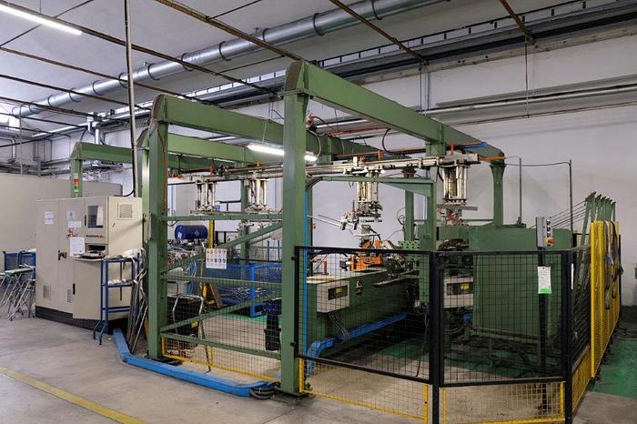 Ricondizionato Macchine curvatubi a due teste a CNC a cinque assi con carico e scarico automatico  Two-head CNC tube bending machines with five axes with automatic loading  Fünfachsige CNC-Rohrbiegemaschinen mit zwei Köpfen mit automatisches Beladen  Cintreuses de tubes CNC à cinq axes à deux têtes avec chargement automatique