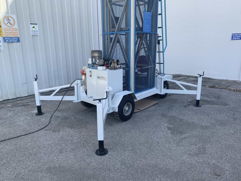 Usato Piattaforma idraulica di sollevamento per operatore, portata Kg. 200