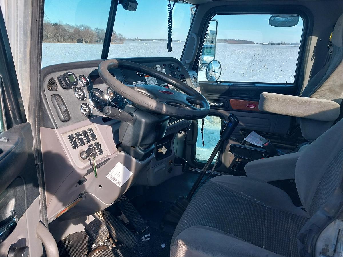 Used 2011 Peterbilt 367 26 National Crane 900A Series