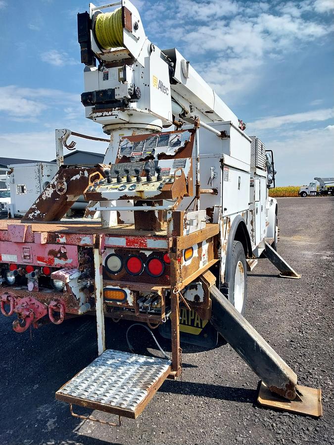 Used 2007 Freightliner M2 7.2L Diesel Altec DM45T