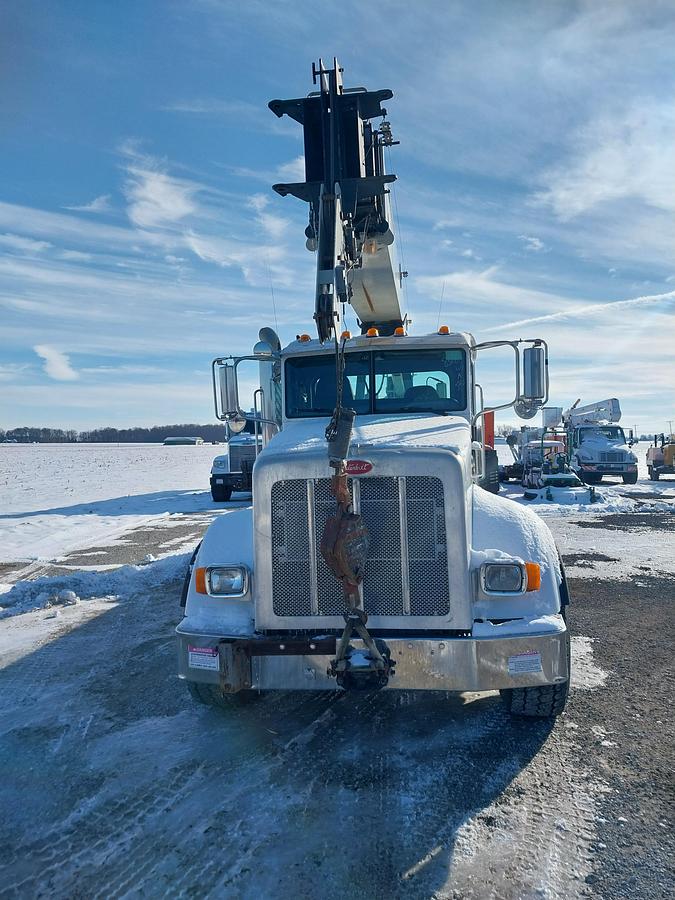 Used 2011 Peterbilt 367 26 National Crane 900A Series