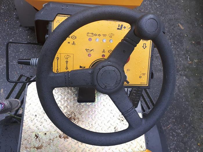 Used 2 TONNE SWIVEL