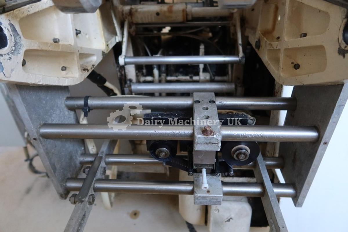 Used Μηχανή πλήρωσης και περιτυλίγματος βουτύρου Benhil 8380