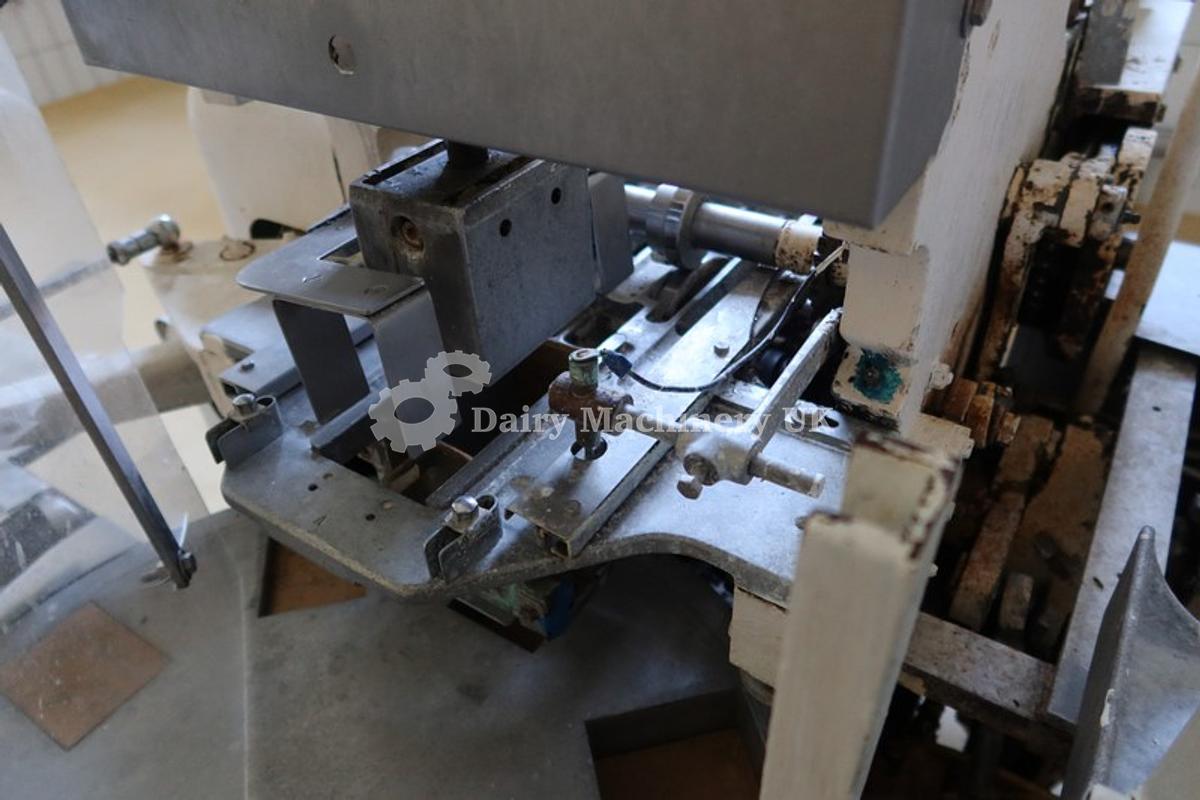 Used Μηχανή πλήρωσης και περιτυλίγματος βουτύρου Benhil 8380