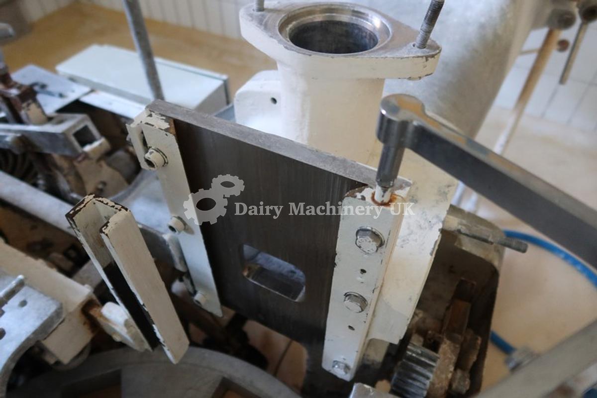 Used Μηχανή πλήρωσης και περιτυλίγματος βουτύρου Benhil 8380