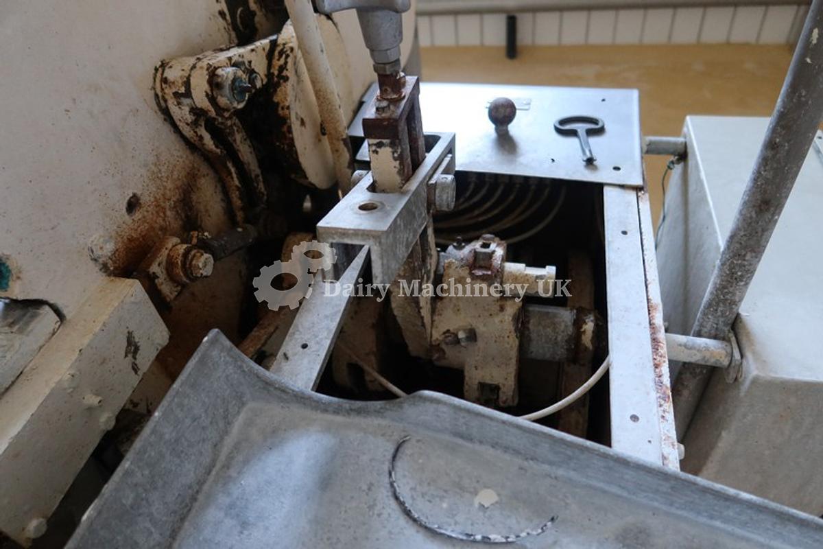 Used Μηχανή πλήρωσης και περιτυλίγματος βουτύρου Benhil 8380