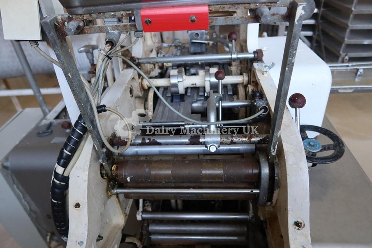 Used Μηχανή πλήρωσης και περιτυλίγματος βουτύρου Benhil 8380