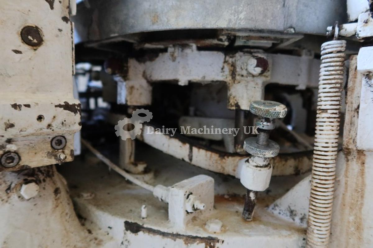 Used Μηχανή πλήρωσης και περιτυλίγματος βουτύρου Benhil 8380