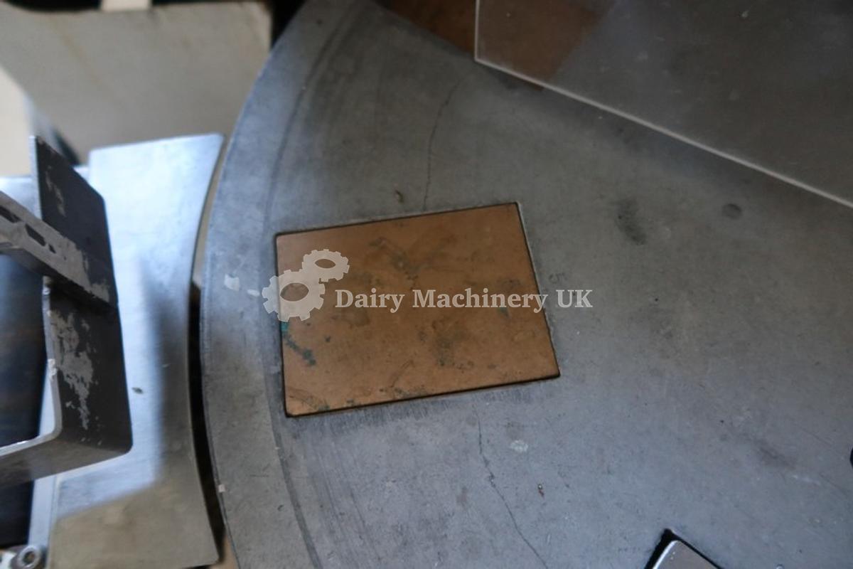 Used Μηχανή πλήρωσης και περιτυλίγματος βουτύρου Benhil 8380