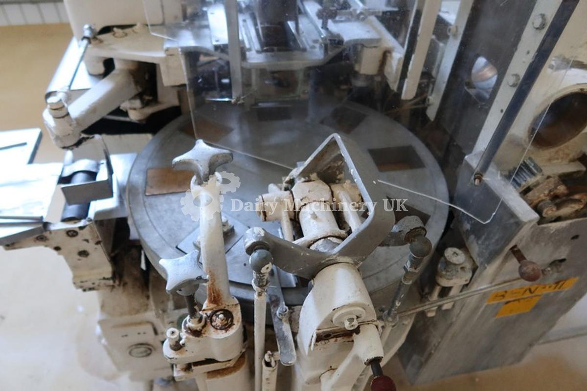 Used Μηχανή πλήρωσης και περιτυλίγματος βουτύρου Benhil 8380