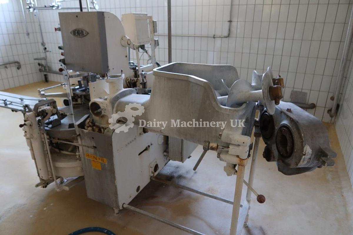 Used Μηχανή πλήρωσης και περιτυλίγματος βουτύρου Benhil 8380