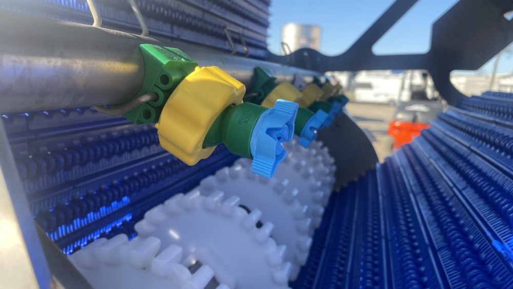 Conveyor belt with cleaning system