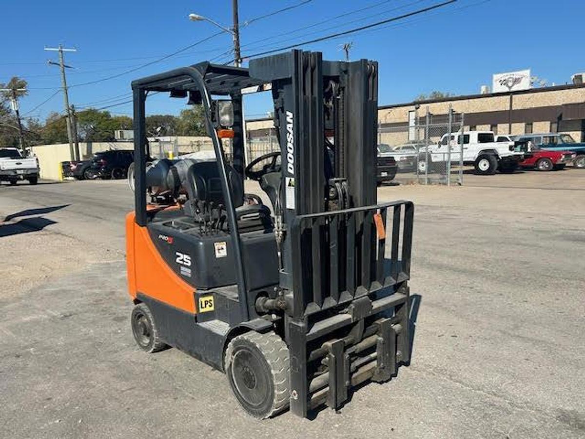 Used 2011 Doosan GC25E-5