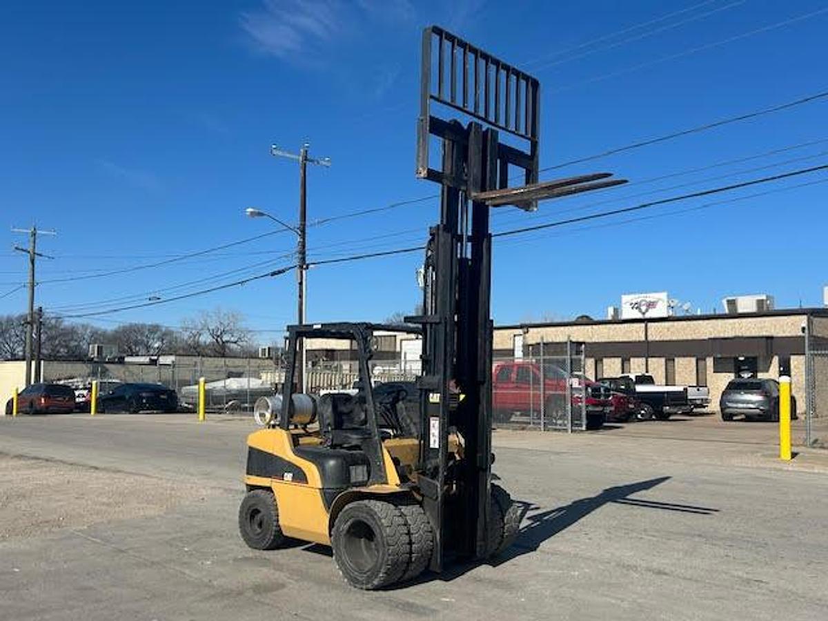 Used 2004 CAT 2C6000  6000LBS