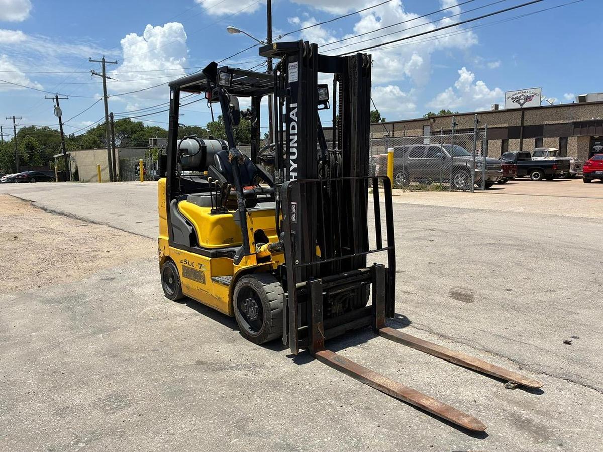 Used 2010 HYUNDAI 25LC-7S