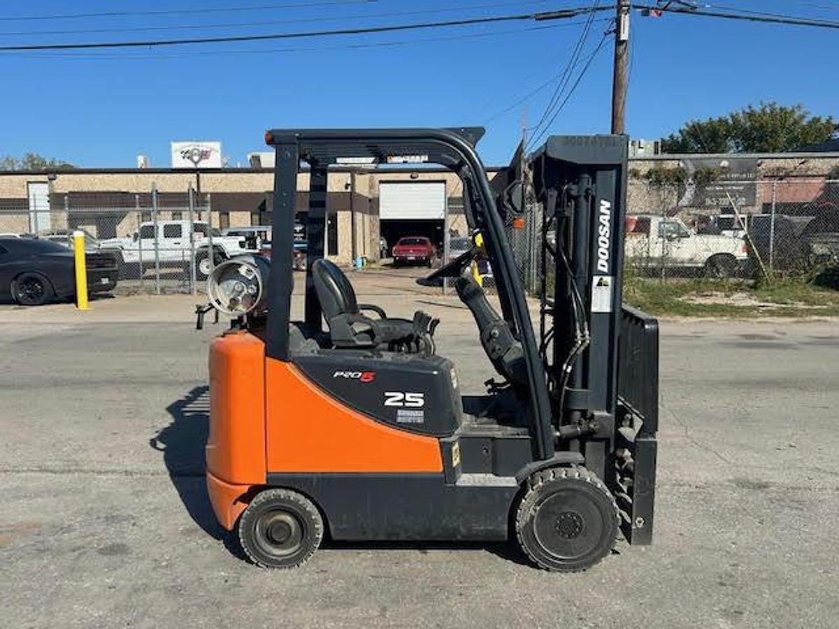 Used 2011 Doosan GC25E-5