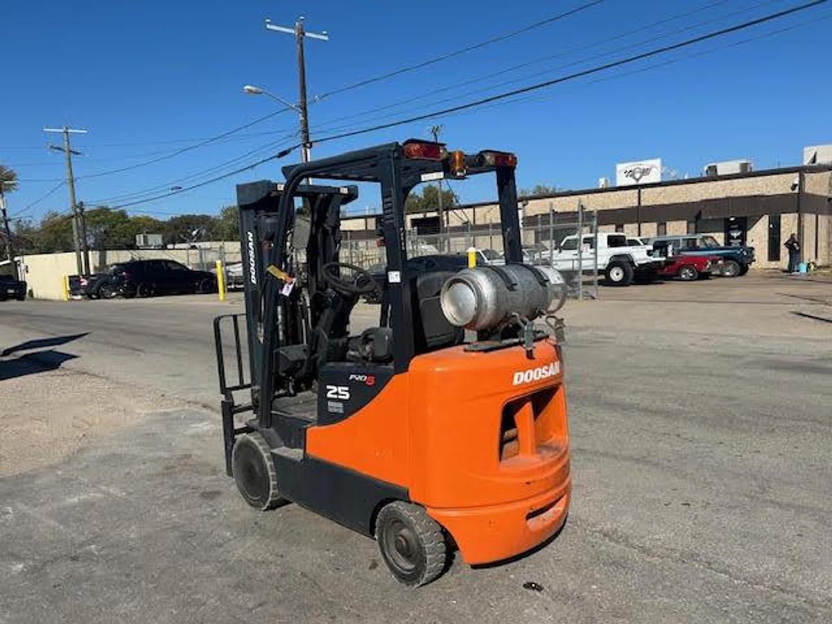 Used 2011 Doosan GC25E-5