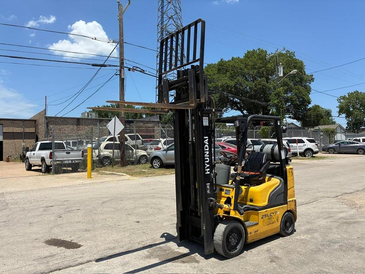 Used 2010 HYUNDAI 25LC-7S