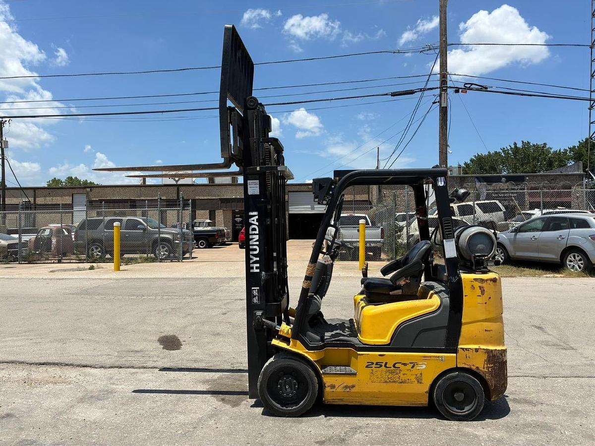 Used 2010 HYUNDAI 25LC-7S