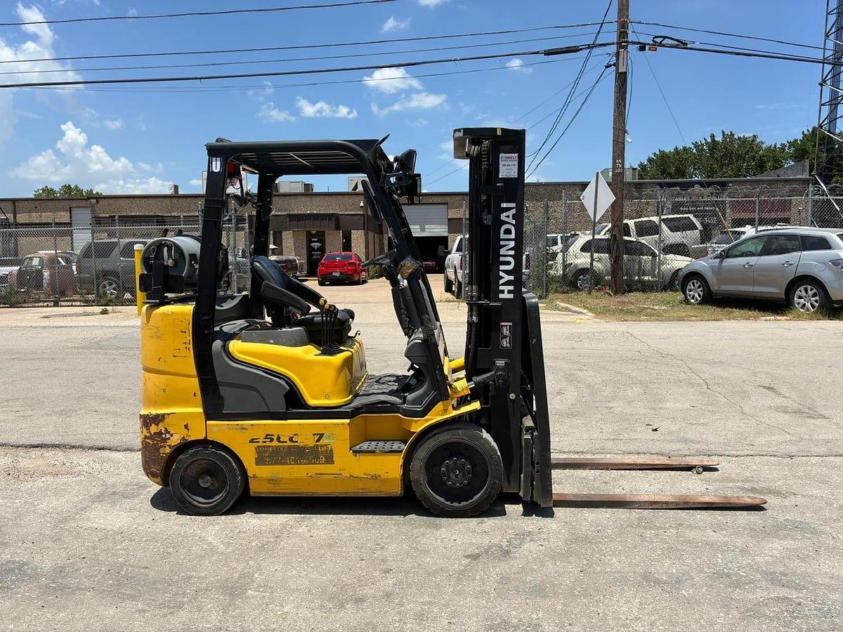 Used 2010 HYUNDAI 25LC-7S