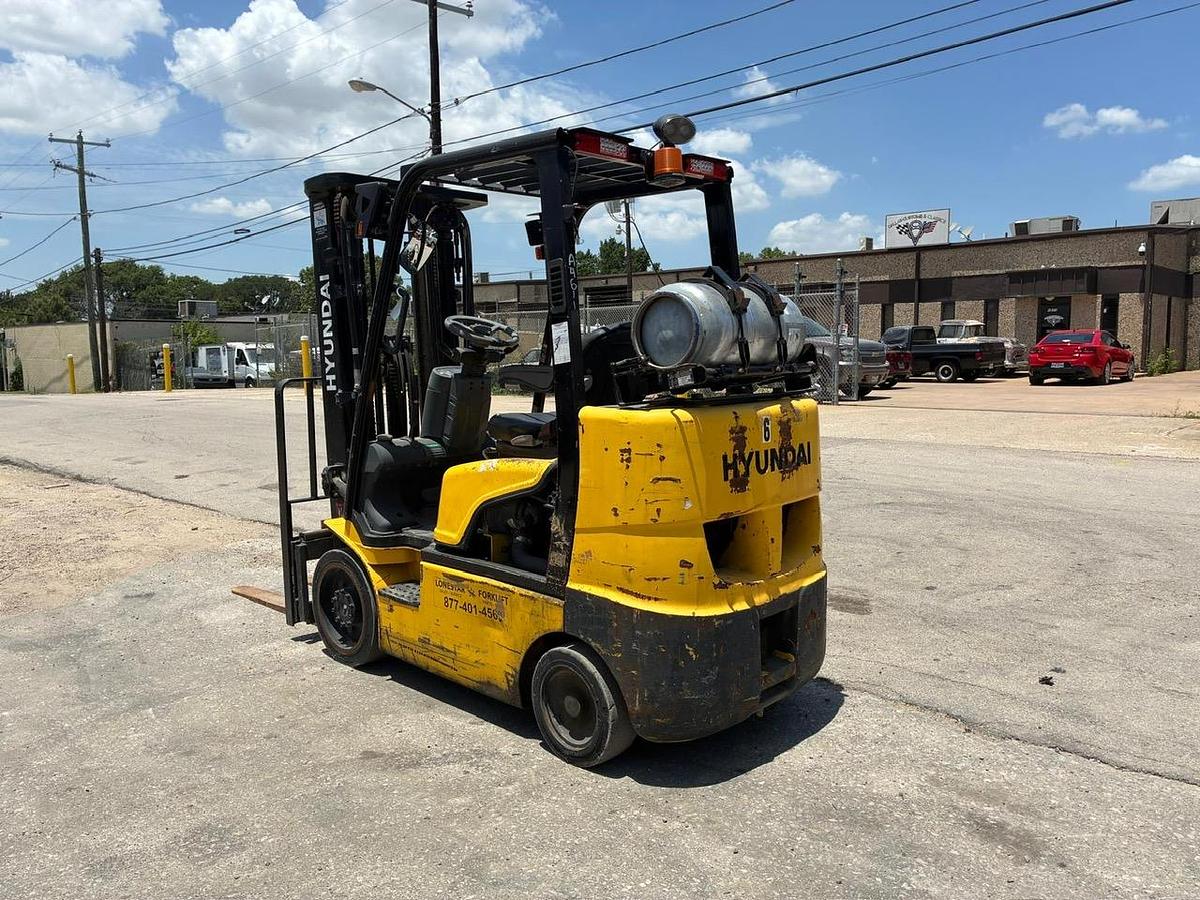 Used 2016 HYUNDAI 25LC-7S