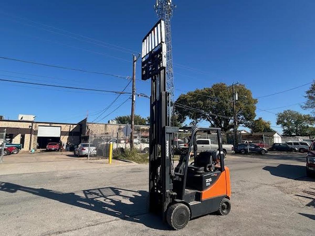 Used 2011 Doosan GC25E-5