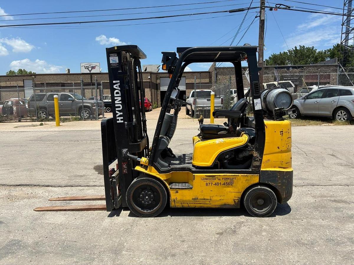 Used 2016 HYUNDAI 25LC-7S