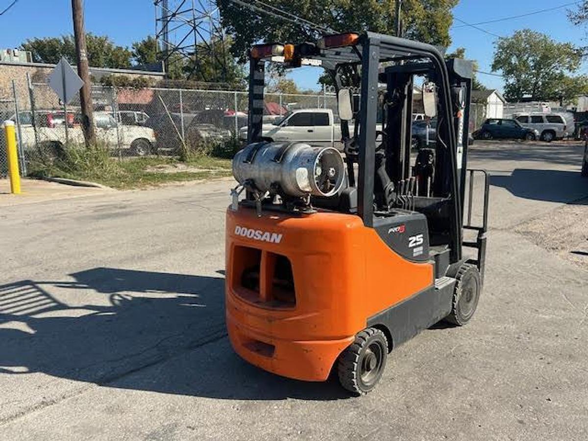 Used 2011 Doosan GC25E-5