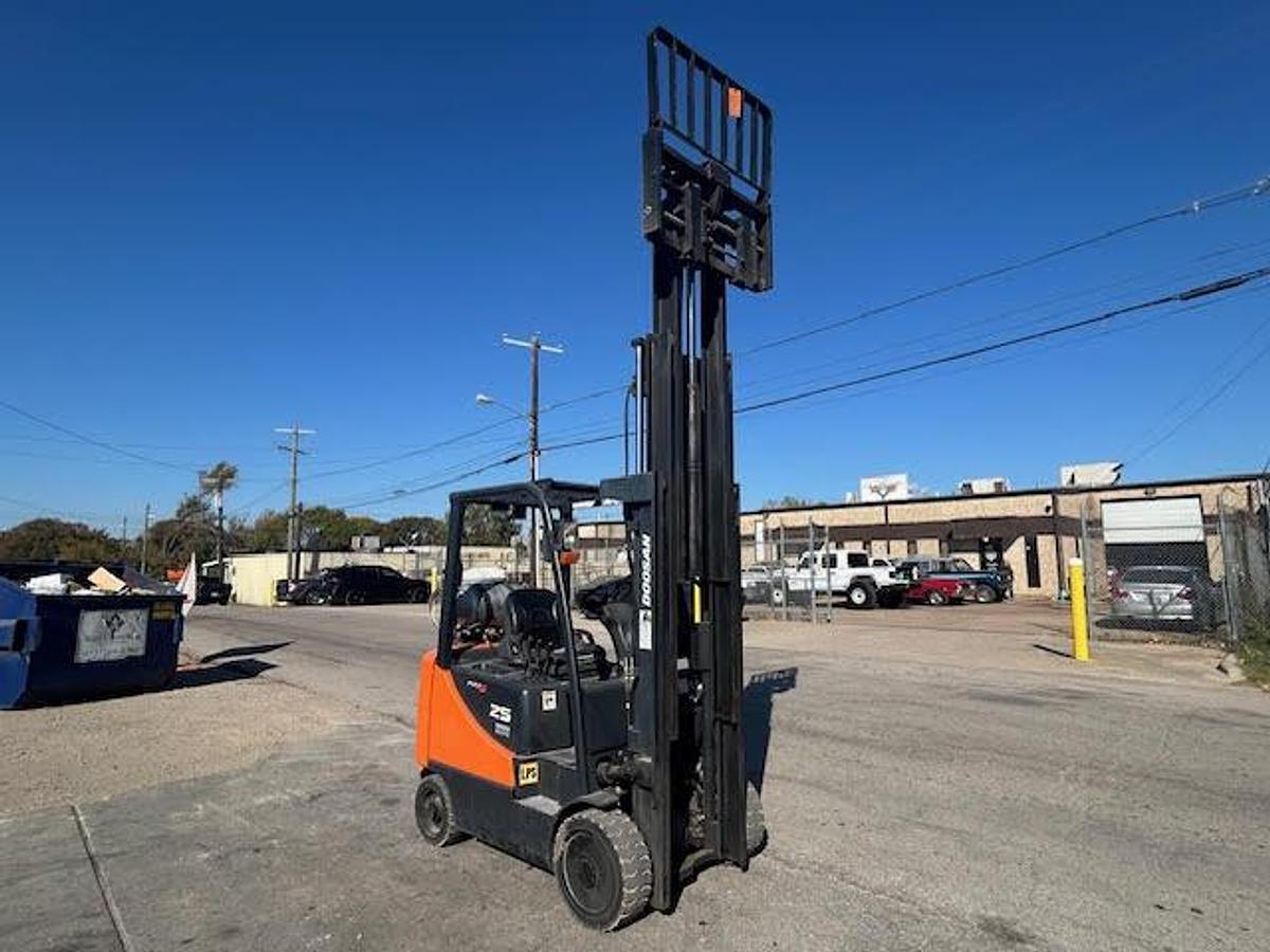 Used 2011 Doosan GC25E-5