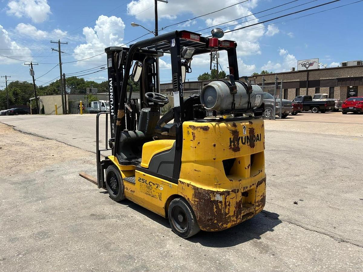 Used 2010 HYUNDAI 25LC-7S