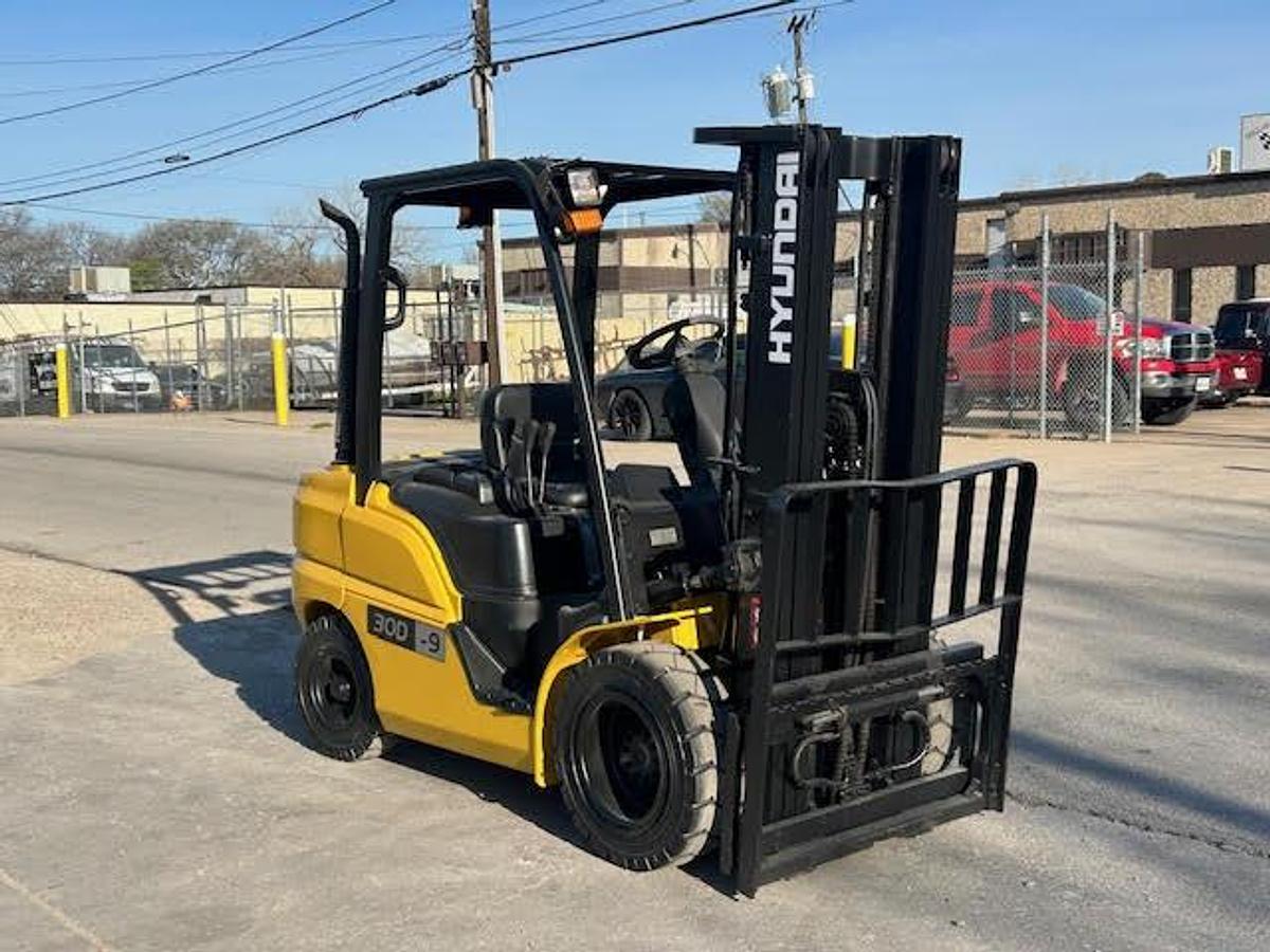 Used 2016 Hyundai 30D-9