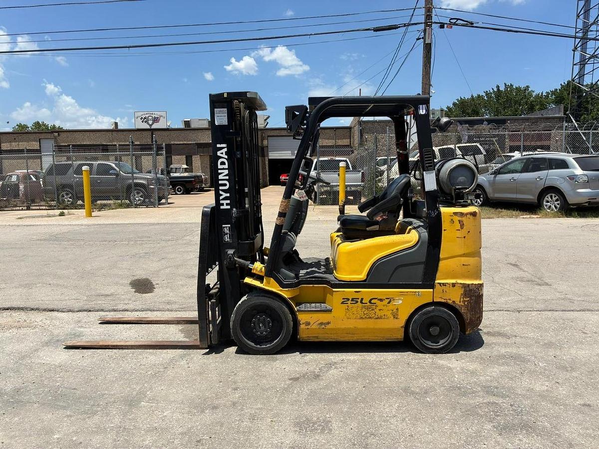 Used 2010 HYUNDAI 25LC-7S
