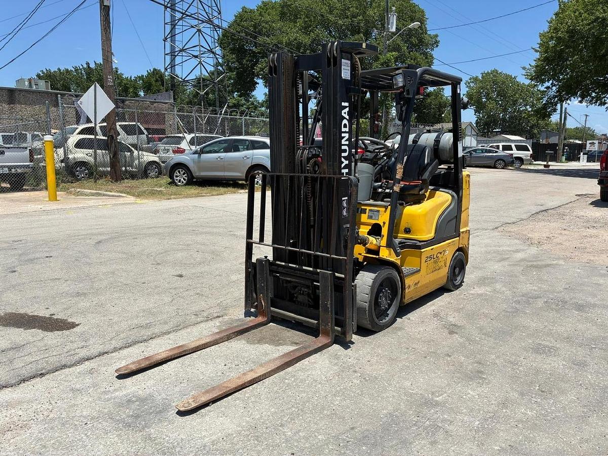 Used 2010 HYUNDAI 25LC-7S