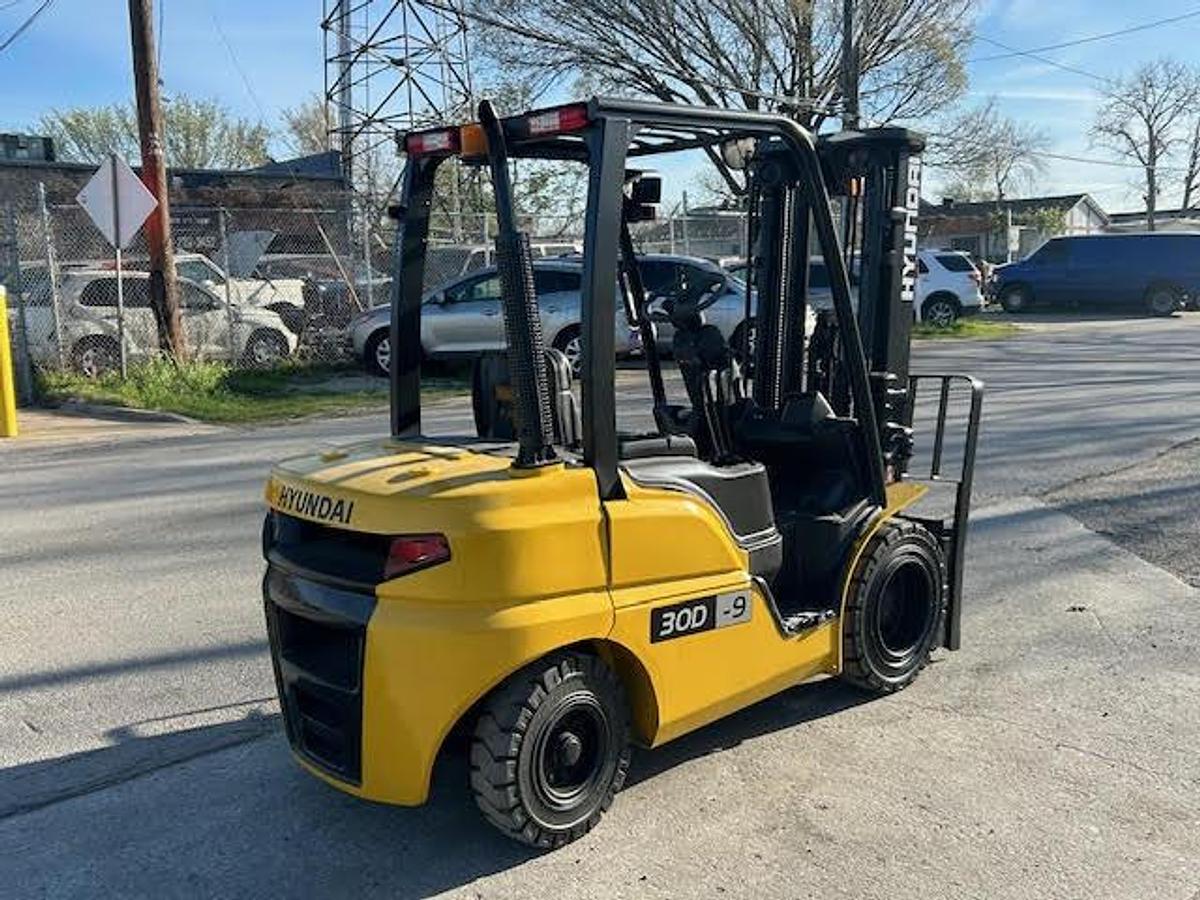 Used 2016 Hyundai 30D-9