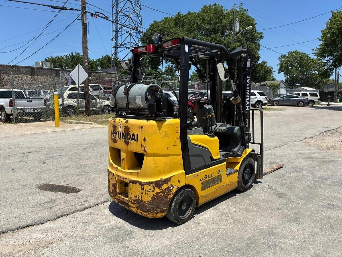 Used 2010 HYUNDAI 25LC-7S