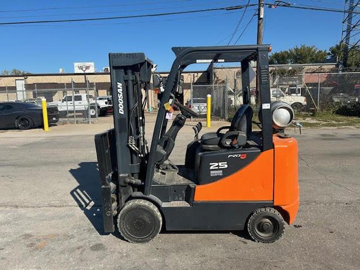 Used 2011 Doosan GC25E-5