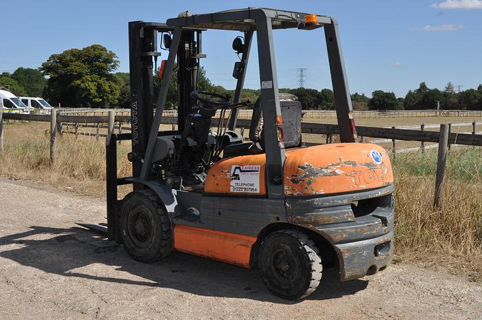 Used 1998 TOYOTA 2.5 TONNE