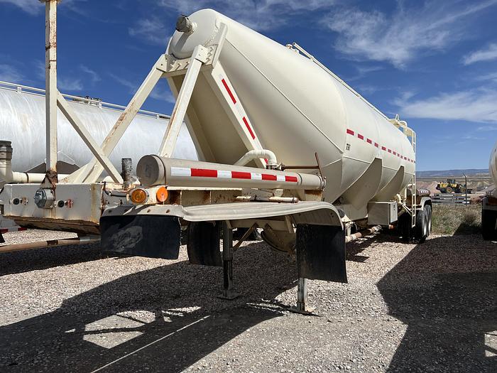 Used 1987 Fruehauf Pneumatic Trailer