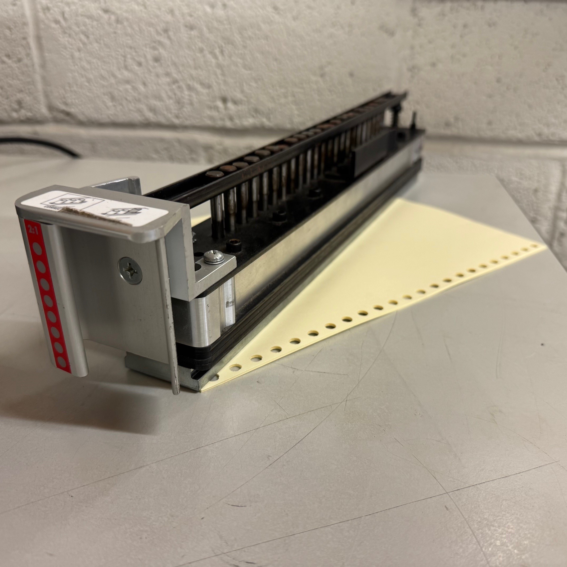 Used Used GBC Magnapunch 1.0 2:1 Wire Round Punch Tool 7707161