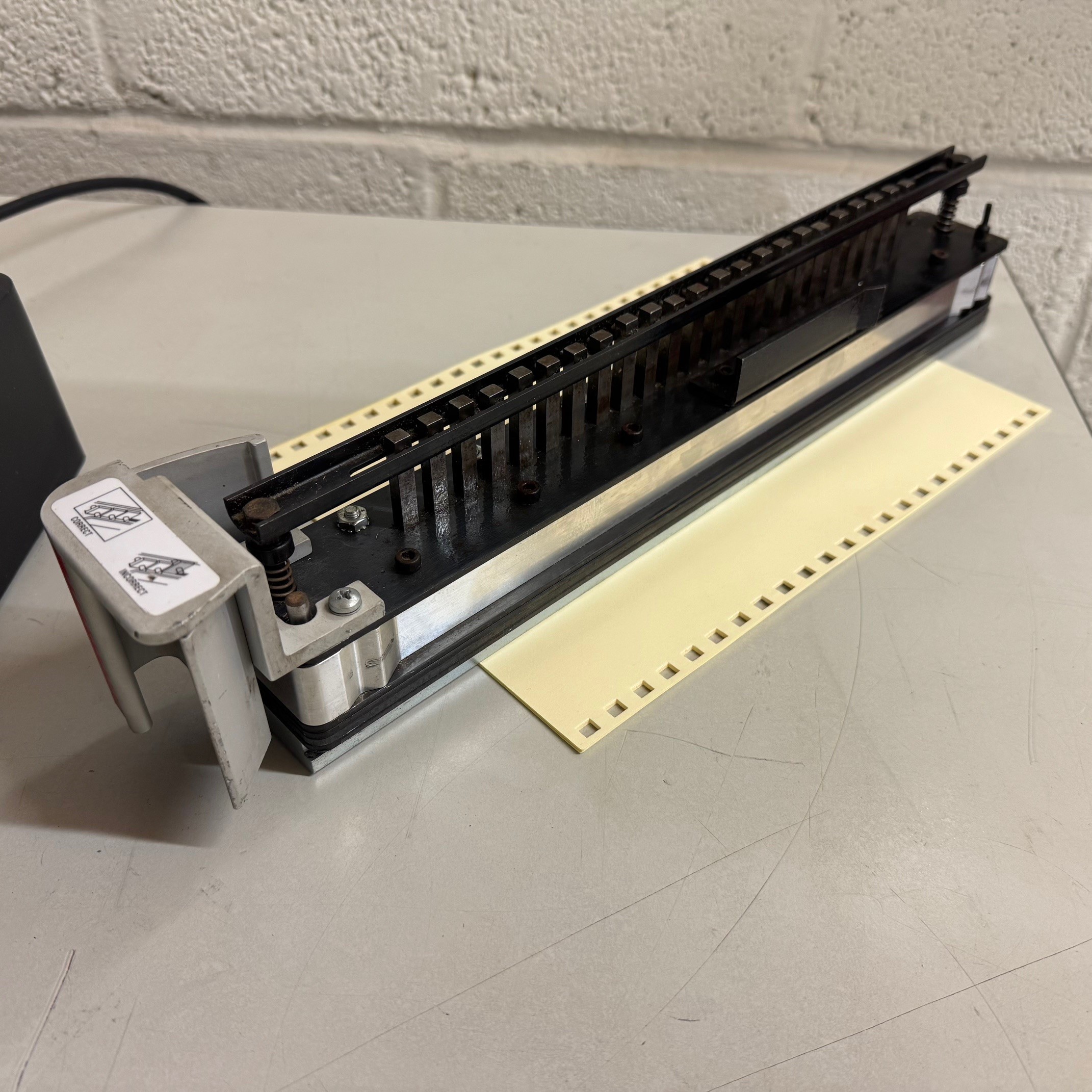 Used Used GBC Magnapunch 1.0 2:1 Rectangle Square Wire Punch Tool 7707131