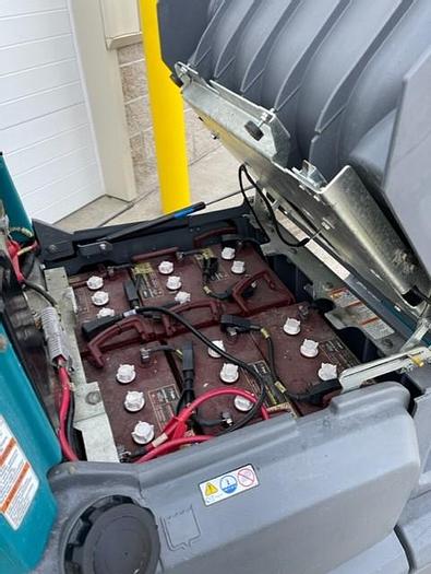 Used 2017 TENNANT T12 (XP) RIDER FLOOR SCRUBBER (BATTERY) (CYLINDRICAL)