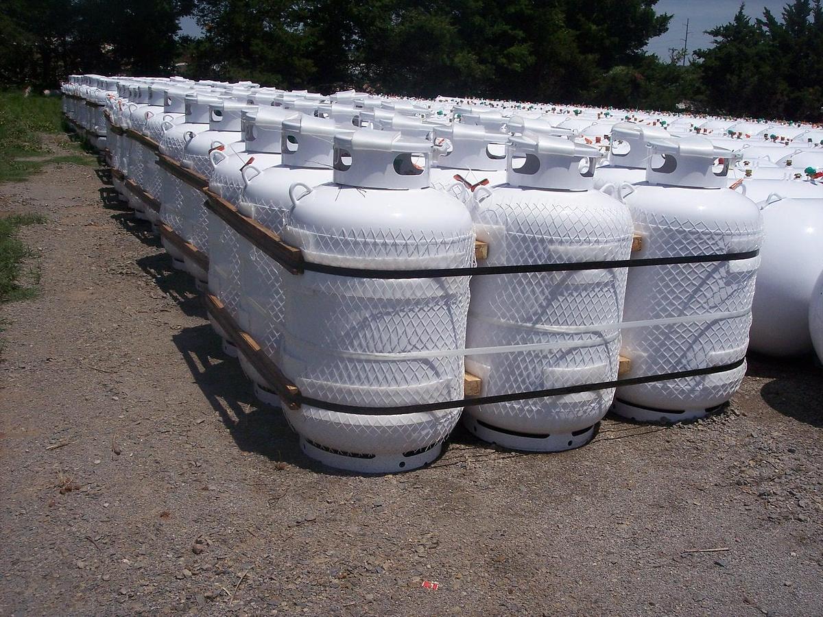119 GALLON VERTICAL PROPANE TANKS-- IN STOCK