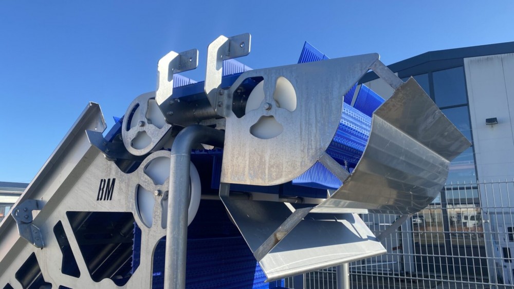 Conveyor belt with cleaning system