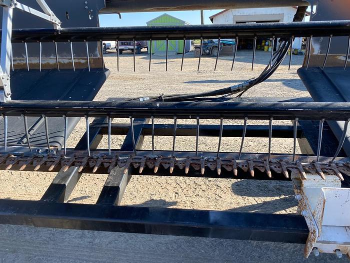 Used 30' Massey Ferguson 5200 Draper Header w/ Cart