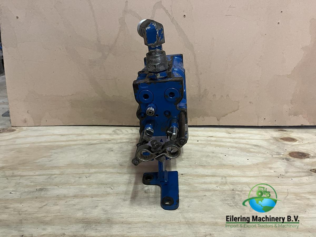Used New Holland / Ford Double hydraulic spools E9NNB950BB