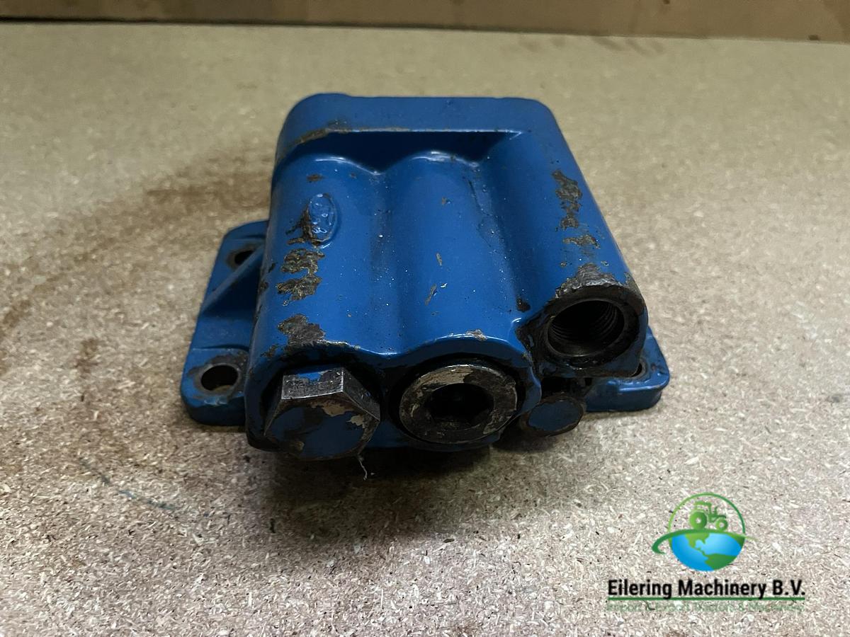 Used New Holland / Ford Hydraulic priority valve 81871195