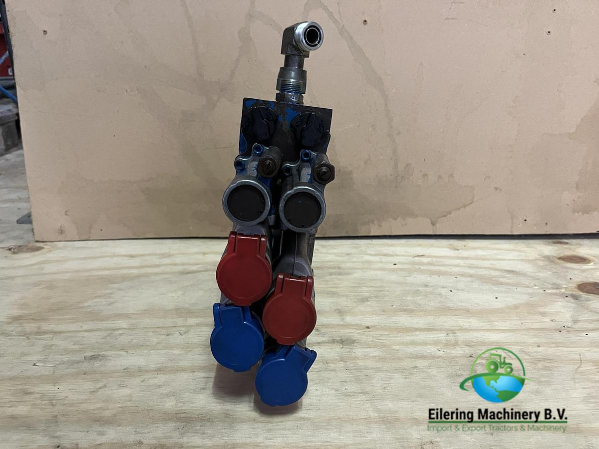 Used New Holland / Ford Double hydraulic spools E9NNB950BB