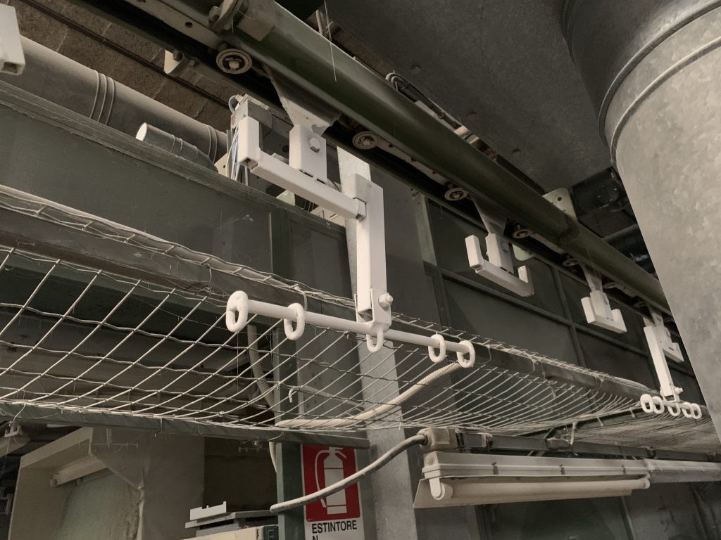 Usato Catena di verniciatura da 70 metri lineari, con sistema di frizione per un carico di molti prodotti in spazio ristretto (vedi video)